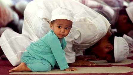 muslim_kids_praying